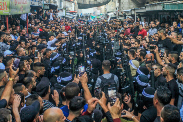 4 novembre 2022. Des combattants de la résistance palestinienne de la Brigade Balata lors d’une parade militaire dans le camp de réfugiés de Balata, dans la périphérie de Naplouse. (Photo : Nasser Ishtayeh / SOPA Images via ZUMA Press Wire / APA Images)