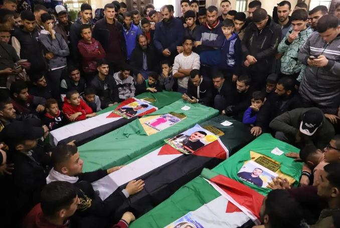 Des funérailles ont eu lieu à Gaza le 18 décembre 2022 pour 8 Palestiniens qui ont perdu la vie en tentant de quitter l’Afrique du Nord pour l’Europe. (Photo : Mohammed Asad, via MEMO)