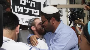 Ferelman pris en photo en compagnie du ministre israélien de la sécurité intérieure, Itamar Ben Gvir, après avoir été libéré de prison et placé en résidence surveillée. (Photo : capture d’écran – MEE)