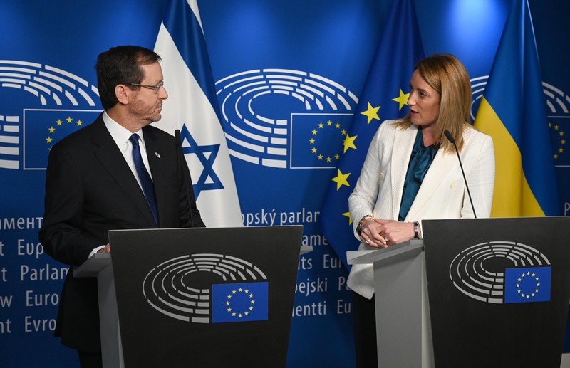 Isaac Herzog, président d’Israël, et Roberta Metsola, présidente du Parlement européen, échangent des regards admiratifs peu après le massacre de Jénine, cette semaine. (Photo : via Twitter)