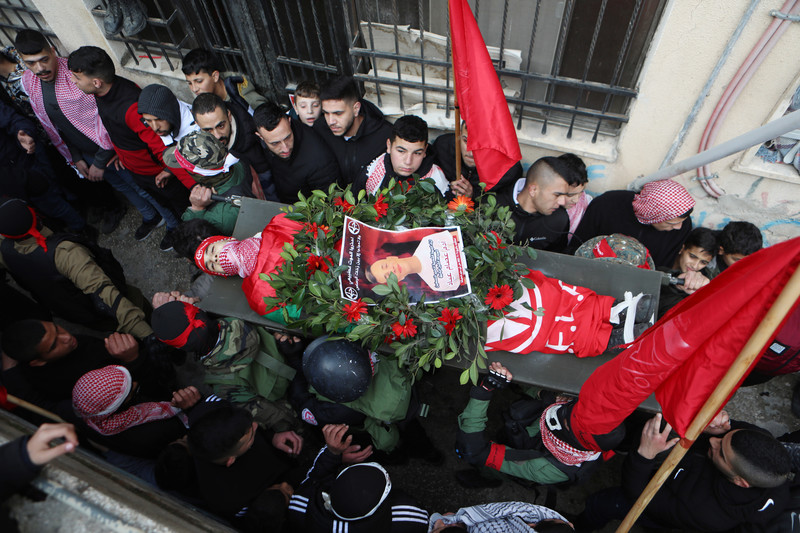Le 3 janvier, des gens affligés portent le corps d’Adam Ayyad, 15 ans, lors de ses funérailles au camp de réfugiés de Dheisheh, près de Bethléem (Cisjordanie). (Photo : Ahmad Tayem / APA images)