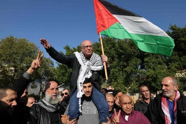 L'ex-prisonnier Karim Younes hisse le drapeau palestinien à Ara en Palestine occupée de 48.