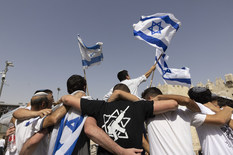 Le 29 mai 2022, lors de leur annuelle Marche aux drapeaux, les colons israéliens scandent des slogans haineux à l’adresse des Palestiniens et s’apprêtent à franchir la porte de Damas pour aller semer la pagaille dans le quartier musulman de la Vieille Ville de Jérusalem. (Photo : Oren Ziv / ActiveStills)