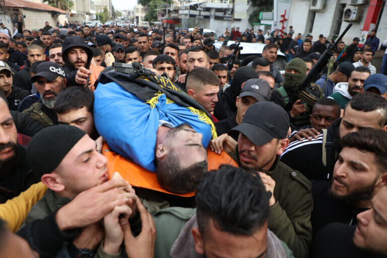 29 janvier 2023. Des Palestiniens assistent aux funérailles d’Omar Al-Saadi, 24 ans, mort des blessures subies lors du raid israélien contre le camp de réfugiés de Jénine jeudi dernier. (Photo : Ahmed Ibrahim / APA Images)