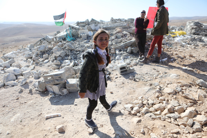 19 décembre 2022, à Masafer Yatta, au sud de Hébron, en Cisjordanie occupée, une petite Palestinienne se tient près des décombres de l’école Isfey, financée par l’UE. L’école, qui était fréquentée par 32 élèves, a été démolie quelques semaines plus tôt, en novembre, par l’armée israélienne. (Photo : Mamoun Wazwaz / APA images)
