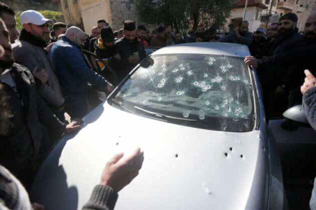 La voiture criblée de balles et dans laquelle se trouvaient Ashraf Mubasalat, Mohammad Dakhil et Adham Mabrouka, tués par les forces israéliennes le 8 février 2022. (Photo : Shadi Jarar’ah / APA Images)