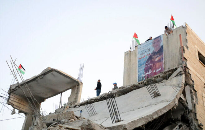 Des Palestiniens examinent les dégâts dans la maison de Diaa Hamarsheh, démolie par les troupes israéliennes dans la ville de Ya’bad, au nord de la ville cisjordanienne de Jénine, le 2 juin 2022. (Photo : Ahmed Ibrahim / APA Images)