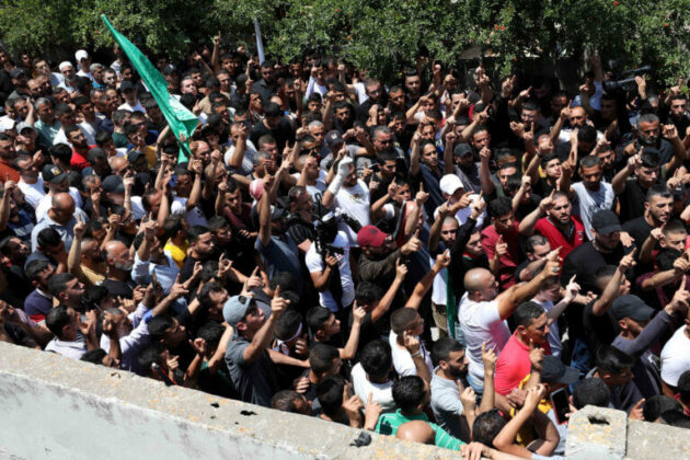 2 juin 2022. Des personnes en deuil portent le corps enveloppé d’un drapeau de Bilal Kabha, tué la veille au cours des heurts avec l’armée israélienne dans la ville de Yabad, près de Jénine. (Photo : Wajed Nobani / APA Images)