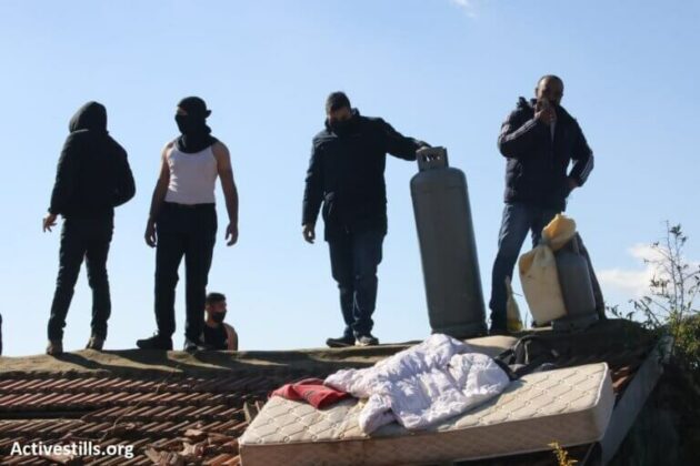 Des membres de la famille Salhiya se barricadent sur le toit de leur maison avec une bombonne de gaz pour résister aux tentatives de la police de les expulser de force de chez eux. (Photo : Activestills)