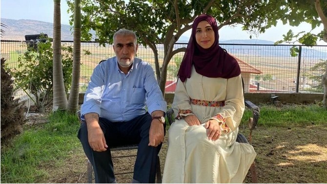Safaa Khatib pose avec son père à leur domicile, à Kafr Kana en Galilée. (Photo : avec l’aimable autorisation de l’auteure)