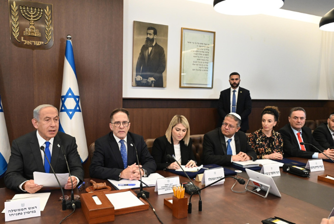 Une réunion de cabinet du nouveau gouvernement d'Israël (Photo : Page TW du Premier ministre d’Israël)