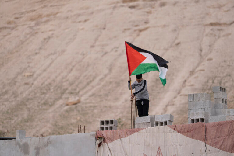 Aqbat Jabr, un drapeau palestinien flotte au-dessus de la maison des martyrs (Photo : Akram al-Wa’ra / Mondoweiss)