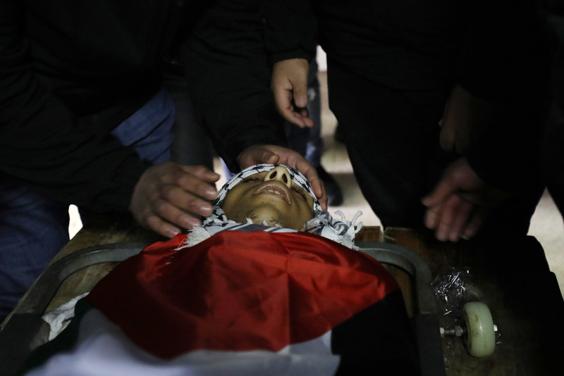 Des Palestiniens en deuil entourent le corps de Hamza Amjad Ashqar, 16 ans, abattu par les forces israéliennes à Naplouse, en Cisjordanie occupée, le 7 février. (Photo : Wajed Nobani / APA images)