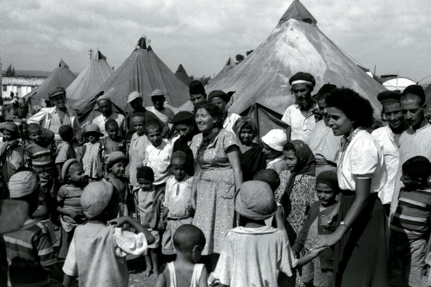 Des enfants yéménites juifs reçoivent la visite d’infirmières israéliennes dans un campement de tentes en 1949