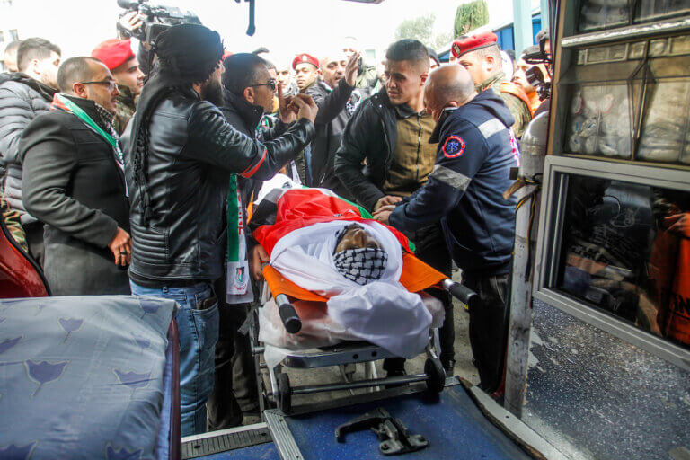 Trois Palestiniens tués en trois jours : La foule en deuil lors des funérailles de Mithqal Rayyan, 27 ans, tué au cours d’un affrontement avec des colons israéliens. (Photo : Mohammed Nasser / APA Images)