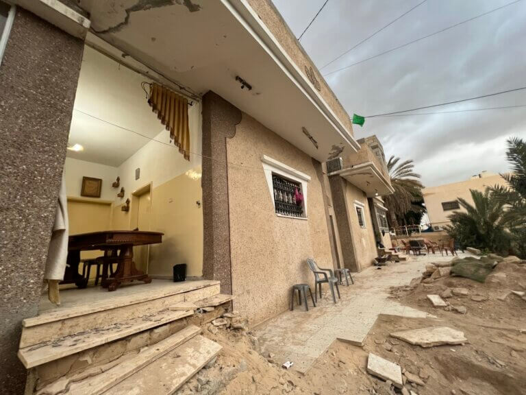 La salle de séjour de Ra’fat Owedat partiellement démolie lors de l’invasion du camp de réfugiés d’Aqbat Jabr, le 4 février 2023. Photo prise le lundi 6 février 2023. (Photo : Mariam Barghouti / Mondoweiss)
