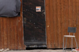 Le conteneur en bois où les combattants de la résistance s’étaient cachés  (Photo : Akram al-Wa’ra / Mondoweiss)