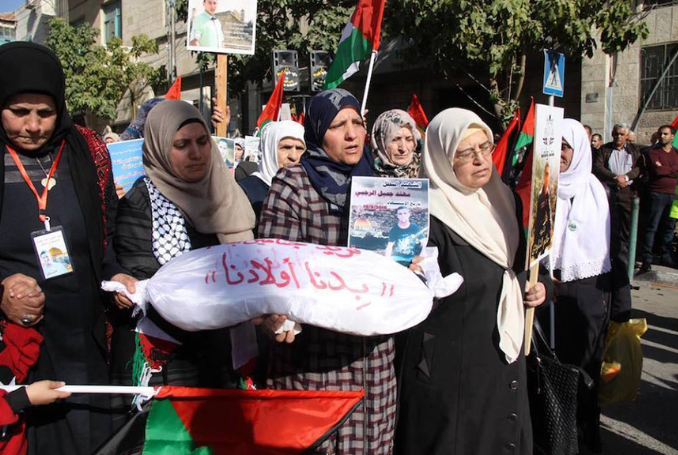 Le « rapatriement » des ossements indigènes. Des Palestiniennes manifestent à Hébron pour réclamer d’Israël la restitution des corps des Palestiniens. (Photo : via QNN)