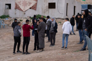 6 février 2023. Mariam Barghouti s’entretenant avec Yahya Oweidat et ses cousins. (Photo : Akram al-Wa’ra / Mondoweiss)