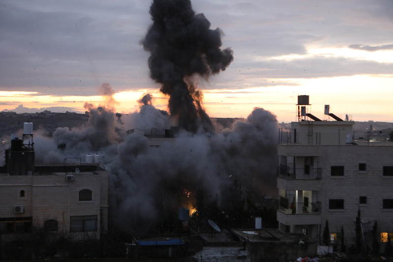 Punitions collectives : 16 février 2023. Les forces israéliennes détruisent une maison appartenant à la famille d’un Palestinien tué après avoir abattu mortellement un colon israélien à Hébron (Cisjordanie). (Photo : Mamoun Wazwaz / APA images)
