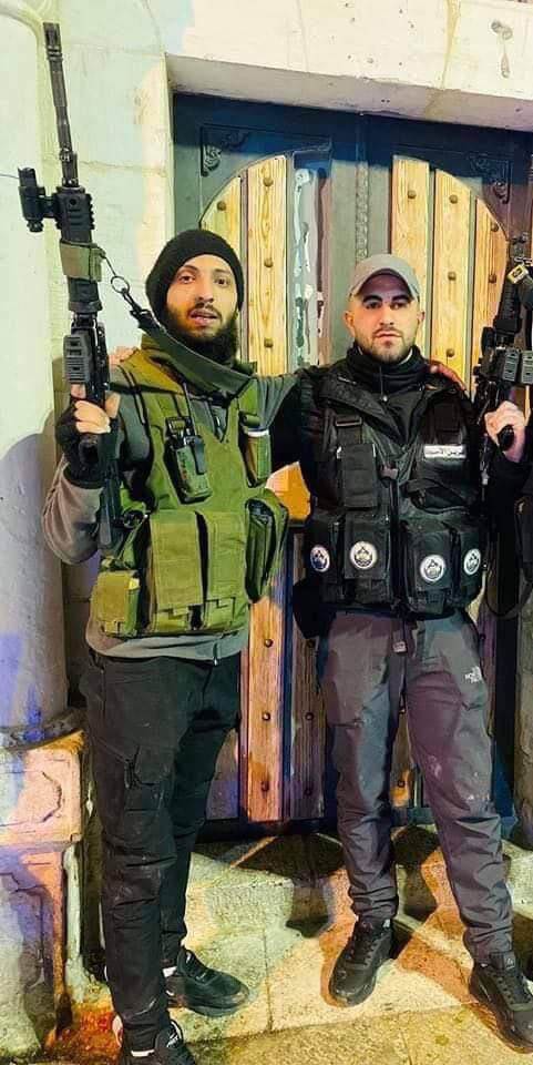 Naplouse. Une photo largement diffusée de Juneidi et de Isleem, les deux combattants de la résistance encerclés par l’armée israélienne. (Photo : Médias sociaux)