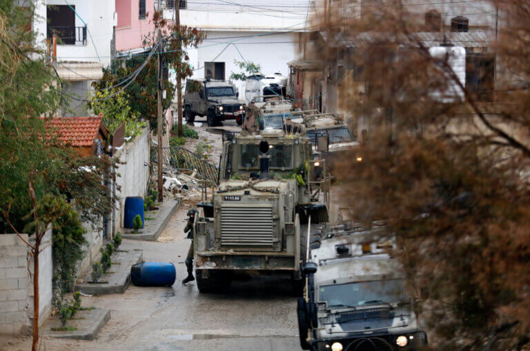 4 février 2023. Des véhicules militaires israéliens lors d’un raid de l’armée dans le camp de réfugiés d’Aqbat Jabr, à Jéricho. (Photo : APA Images)