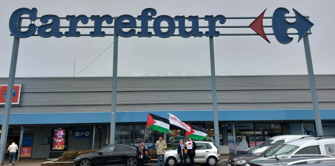 Présence palestinienne devant Carrefour, entreprise coloniale en Palestine
