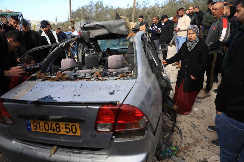 Jaba, près de Jénine, 9 mars 2023. Des Palestiniens examinent une voiture dans laquelle trois Palestiniens ont apparemment été victimes d’exécutions extrajudiciaires de la part des forces israéliennes. (Photo : Ahmed Ibrahim / APA images)