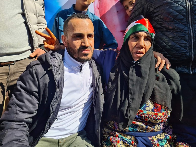 Ahmed Abu Jazar fait la fête avec sa mère le lendemain de sa libération