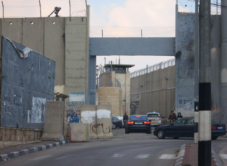 La porte de Bethléem du mur israélien – une vue rare de quand elle est ouverte, avec des véhicules israéliens non identifiés qui retournent dans la zone militaire située entre le mur et le tombeau de Rachel. C’est par cette porte que viennent les FDI, en pleine coopération avec l’Autorité palestinienne, pour attaquer les camps tout proches d’Aida et de Dheisheh. Le pape François a fait un arrêt très photographié à cette porte (fermée) lors de sa visite, en 2014. (Photo : Tom Suárez)