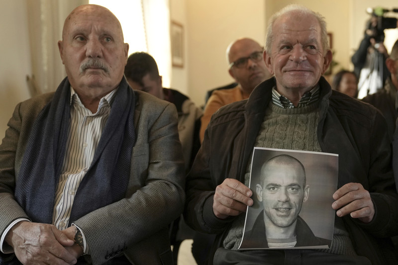 Hasan Hamouri tient une photo de son fils Salah Hammouri, l’avocat franco-palestinien expulsé par Israël en décembre. Depuis son retour forcé en France, Salah a été exposé à un harcèlement incessant de la part du gouvernement français et du lobby pro-israélien.
