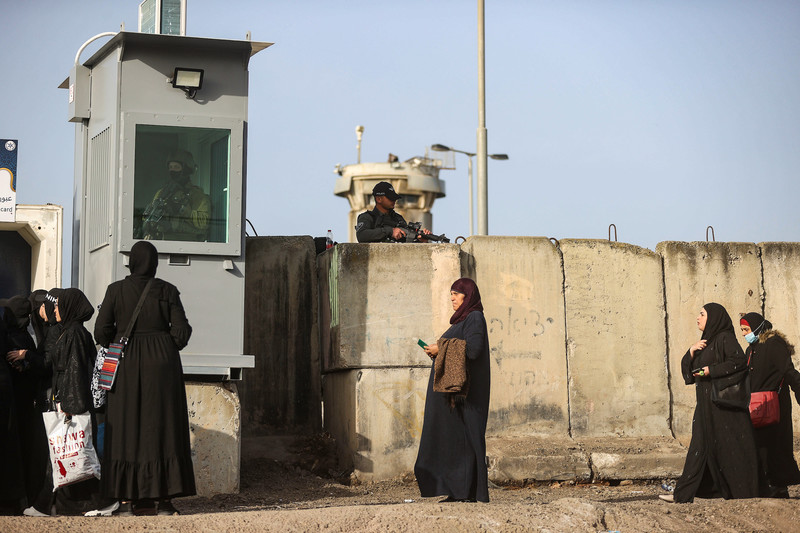 Ramadan 2023. Des Palestiniennes franchissent le check-point militaire israélien de Qalandiya pour assister aux prières du vendredi à Jérusalem