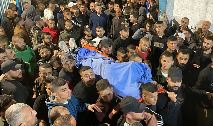 Des Palestiniens portent les corps de leurs frères tués par les balles israéliennes lors d’un raid militaire lancé mardi dernier contre la ville de Jénine, en Cisjordanie.