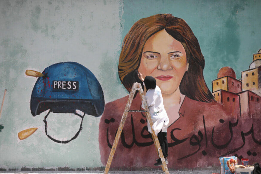 Gaza, 12 mai 2022. Des artistes palestiniens peignent une fresque murale en l’honneur de la journaliste vétérane d’Al-Jazeera assassinée, Shireen Abu Akleh. – Abu Akleh, qui a été abattue et tuée le 11 mai 2022 alors qu’elle couvrait un raid israélien en Cisjordanie occupée, faisait partie des personnalités les plus éminentes des médias arabes et était saluée partout pour son courage et son professionnalisme. (Photo : Ashraf Amra)