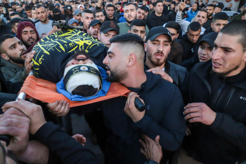 Jénine, 16 mars 2023. Les gens en deuil portent le corps de Nidal Khazem, tué un peu plus tôt le même jour au cours d’une mission d’assassinat menée par les forces israéliennes.