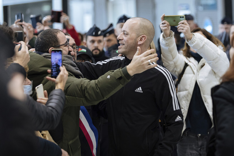 L’avocat palestino-français Salah Hamouri est cordialement accueilli à son arrivée à l’aéroport Charles de Gaulle de Paris , après son expulsion par les autorités d’occupation israéliennes le 18 décembre 2022. Depuis lors, Hammouri est confronté à des restrictions et à un harcèlement incessant de la part des autorités françaises. 