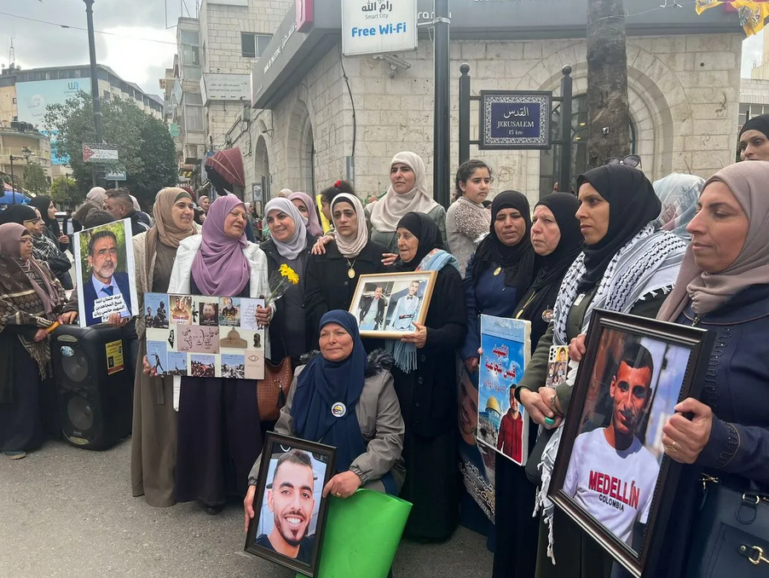 Le jour de la fête des mères, les mères des martyrs se sont rassemblées à Ramallah pour demander la libération des corps de leurs enfants détenus par l’occupation.