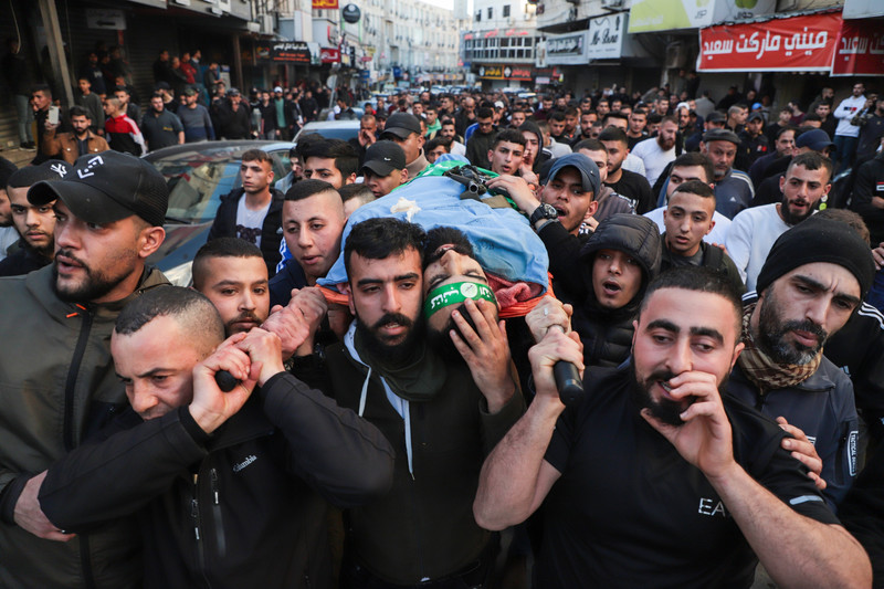 Jénine, Cisjordanie, 16 mars 2023. Funérailles d’un Palestinien tué lors d’un raid israélien. La foule en deuil porte le corps du martyr.