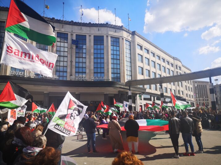 L’appel à la libération de Georges Abdallah était d’ailleurs largement repris sur les calicots et les fanions lors du rassemblement pour la Journée du Prisonnier Palestinien à Bruxelles le 15 avril