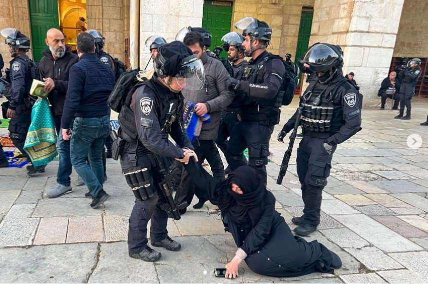 Des soldats israéliens ont agressé, traîné et détenu deux femmes palestiniennes dans les cours de la mosquée Al Aqsa