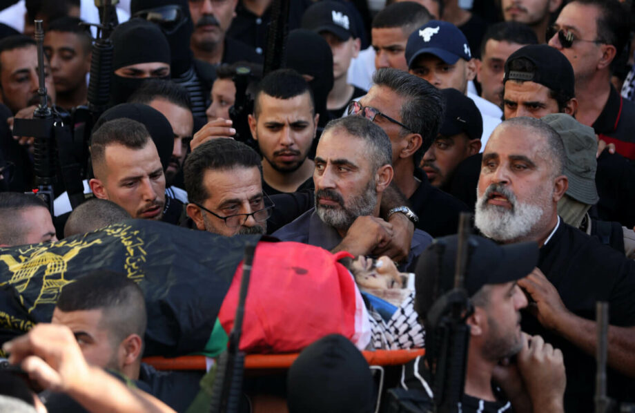 Amin Khazem (à droite) et Fathi Khazem (au centre) assistent aux funérailles du fils de Fathi, Abdelrahman, l’un des deux militants palestiniens tués par les forces israéliennes dans le camp de réfugiés de Jénine, à proximité de la ville de Cisjordanie du même nom, le 28 septembre 2022. Un raid israélien visant des militants palestiniens supposés dans un point chaud de la Cisjordanie a tué quatre Palestiniens, a fait savoir le ministère palestinien de la Santé. Parmi ces hommes figurait le frère d’un homme accusé d’une agression meurtrière à Tel-Aviv. Pendant des mois, les forces israéliennes ont traqué Abed et Fathi, le père de Raad, qui assistait aux funérailles de son fils. 