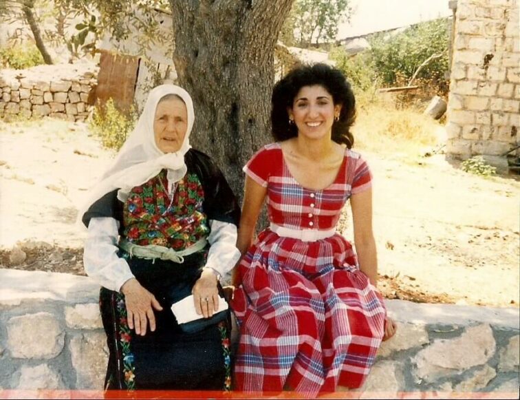 Photo de la grand-mère défunte de l’auteure, Aziza Asad (à gauche), et de sa mère (à droite) à l’extérieur de leur maison familiale à Deir Yassin. Photo prise en 1982. (Photo : avec l’aimable autorisation de Dina Elmuti)