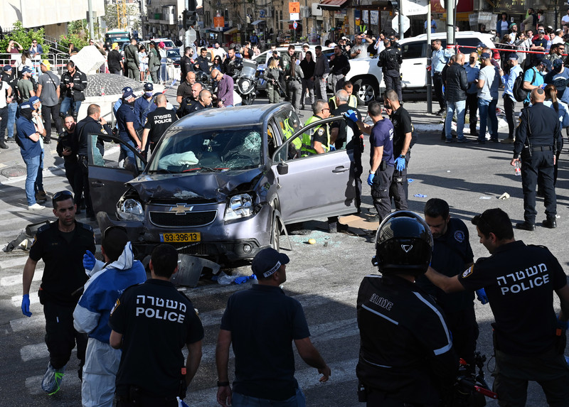 Jérusalem, 24 avril 2023. La police israélienne entoure une voiture utilisée dans ce qu’elle prétend avoir été une attaque à la voiture-bélier, au cours de laquelle cinq personnes ont été blessées. Le conducteur palestinien, un père de cinq enfants, a été abattu et tué sur place.