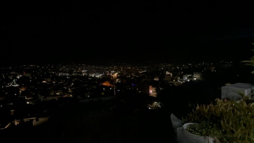 22 mars 2023. La vue depuis le balcon du toit d’Amin Khazem, qui surplombe la ville de Jénine et le camp de réfugiés. (Photo : Mariam Barghouti / Mondoweiss)