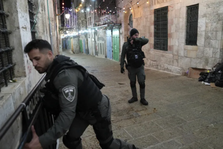 Les policiers bloquent une voie d’accès au site de la mosquée Al-Aqsa
