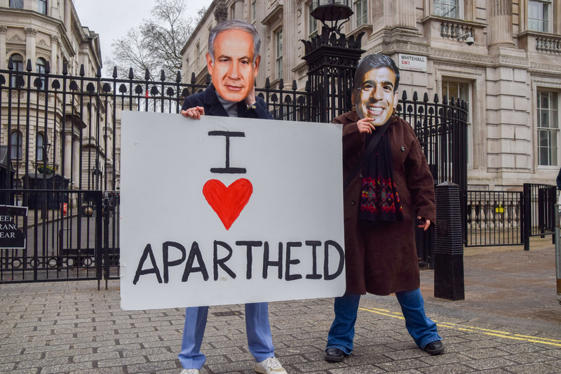 Des protestataires portent des masques à l’effigie du Premier ministre israélien Benjamin Netanyahou et de son homologue britannique Rishi Sunak, qui se sont rencontrés récemment à Londres. (Photo : Vuk Valcic / ZUMA Press)
