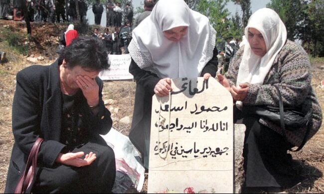 Photo de la grand-mère défunte de l’auteure, Fatima Asad, prise lors du 50e anniversaire du massacre de Deir Yassin. Pour l’auteur, il s’agissait de sa première visite à Deir Yassin, en 1998. (Photo : avec l’aimable autorisation de Dina Elmuti)