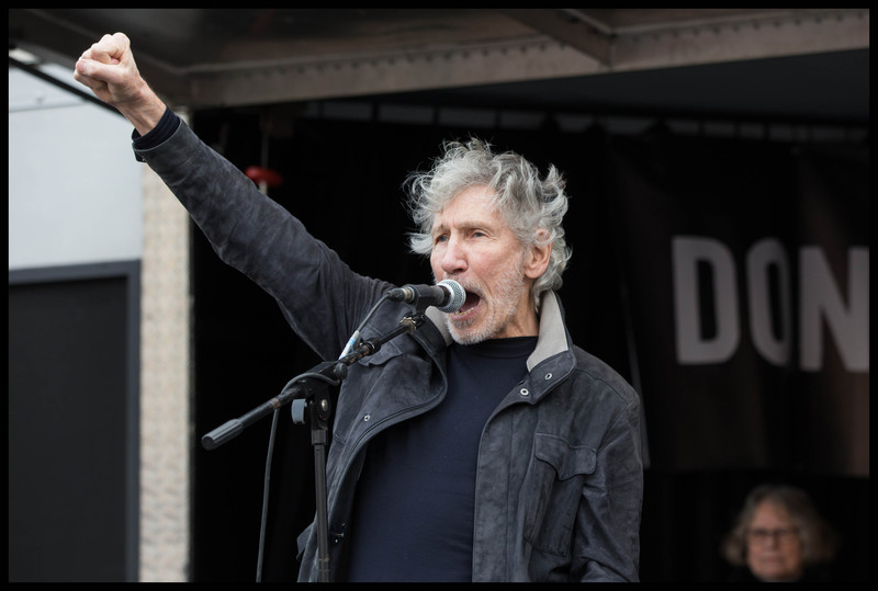 Les fans et les supporters de Roger Waters exigent du conseil municipal de Francfort qu’il revienne sur sa décision d’annuler le prochain concert de la star.