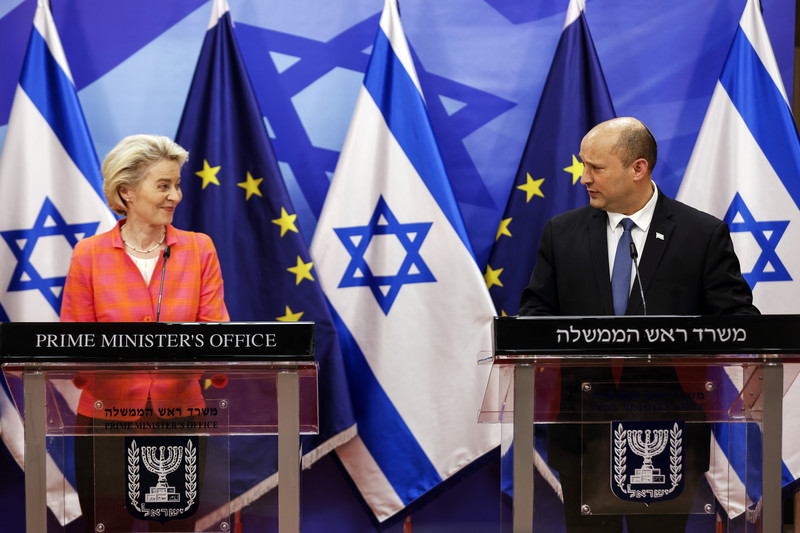 Ursula von der Leyen avec le Premier ministre israélien de l’époque, Naftali Bennett, qui, en juin 2022 à Jérusalem, s’était vanté sans vergogne d’avoir tué des tas d’Arabes. 