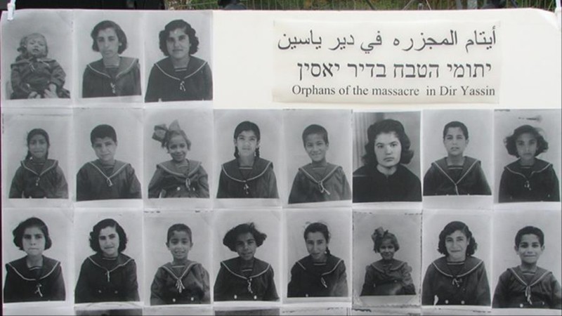 Montage photographique accompagnant le gros titre d’un journal local, en 1948, peu de temps après le massacre et présentant plusieurs des orphelin.e.s du massacre de Deir Yassin. La photo de la grand-mère de l’auteure, Fatima Asad, décédée entre-temps, est celle du milieu dans la rangée du haut